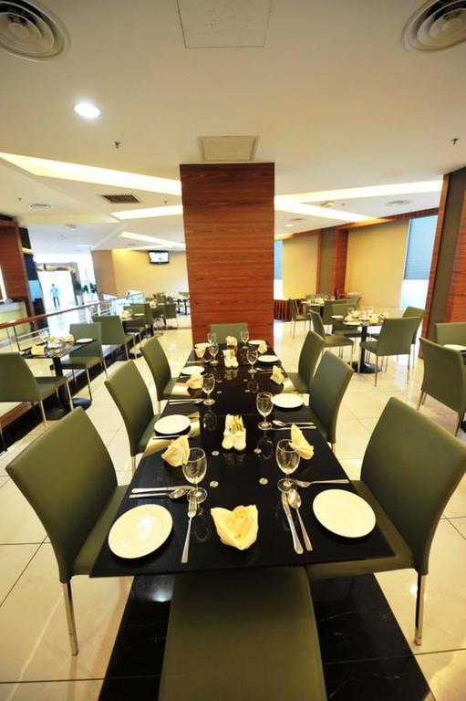 11@Century Hotel جوهر بهرو المظهر الخارجي الصورة